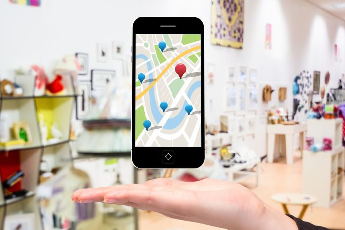 Εικόνα smartphone που δείχνει μια πινέζα στο Google Maps και Google Business Profile