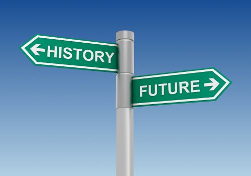 Εικόνα με πινακίδα που δείχνει κατεύθυνση δεξιά το μέλλον και αριστερά την ιστορία του SEO